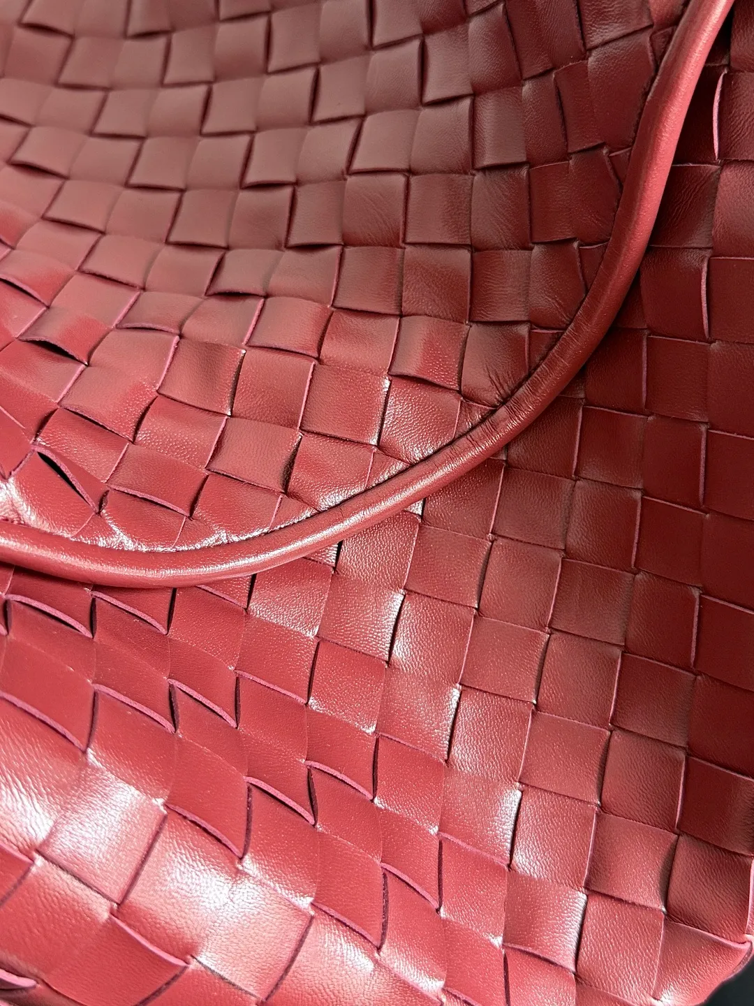 Batch 2160 Recently, I seem to be obsessed with this bag from BV~ The new Hop is really not too beautiful. The whole bag has no seams. The bag body and handles are made of one piece of leather. It embodies the style and essence of Bottega Veneta. It truly represents craftsmanship and creativity. The large size has a very loose and lazy upper body. Big bag lovers will definitely not regret buying it. Style number: 763970 Size: 53*24*13